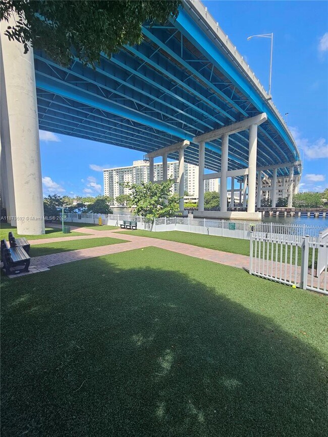 Building Photo - 3600 Mystic Pointe Dr