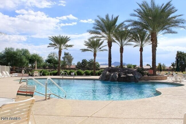 Building Photo - 1402 E Cherry Hills Dr