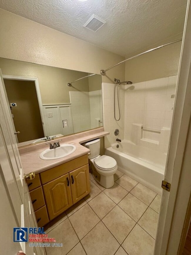 Building Photo - 4 Bedroom Home
