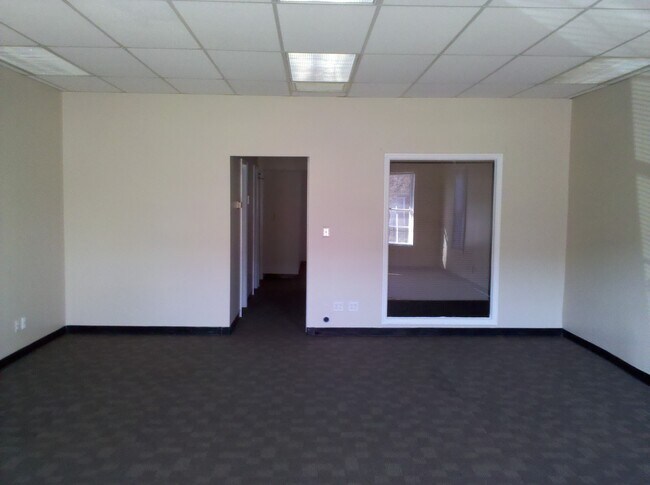 Building Photo - 300 W Broome St