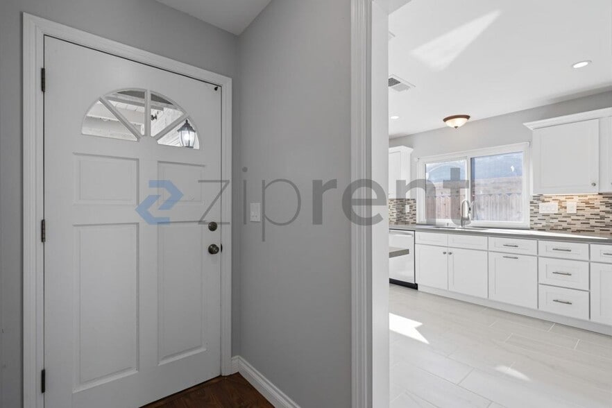 Building Photo - Unit