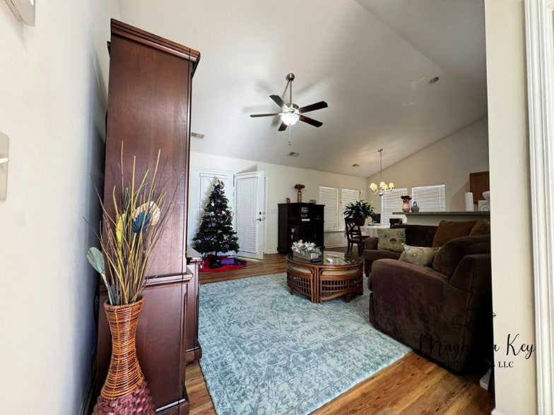 Building Photo - 765 Riverward Dr