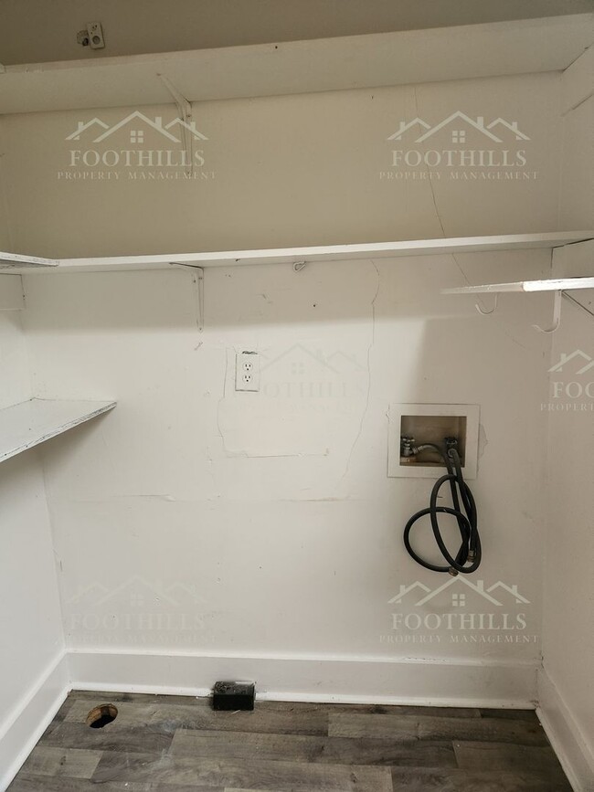 Building Photo - Cozy 1 Bed Duplex with Original Hardwood F...