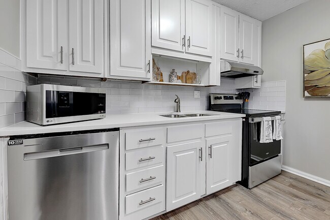 Building Photo - 2062 Woodbine Cir