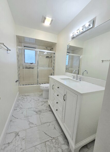 Building Photo - 821-21 Creek Ct