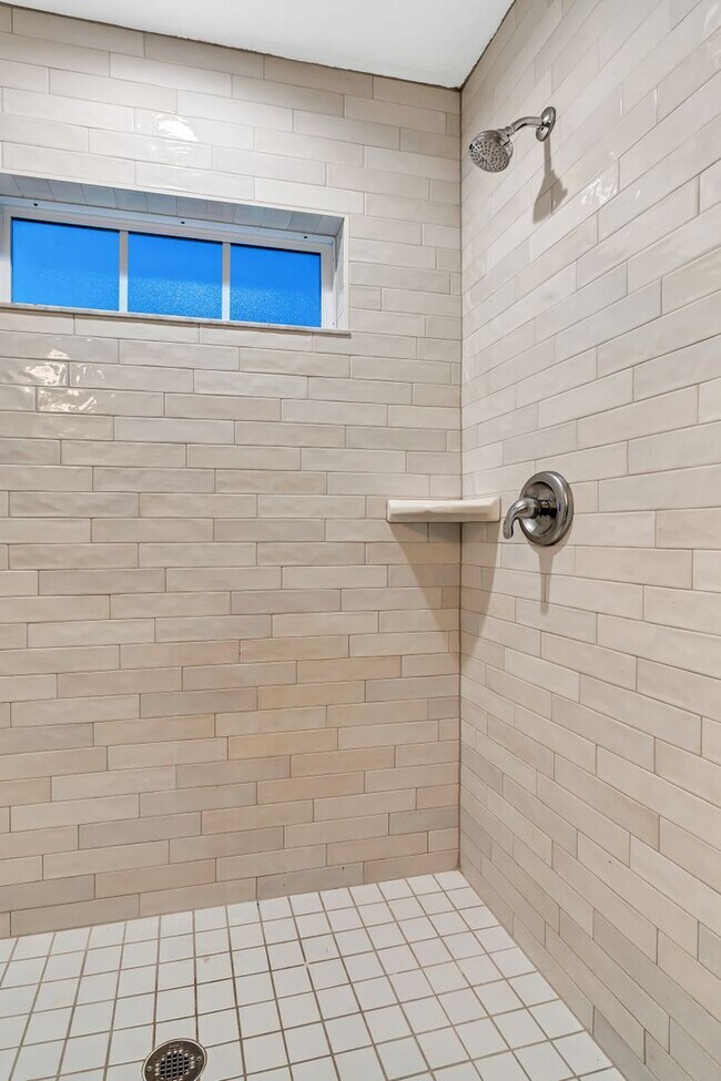 Building Photo - Charming Bungalow Across from Love Park – ...