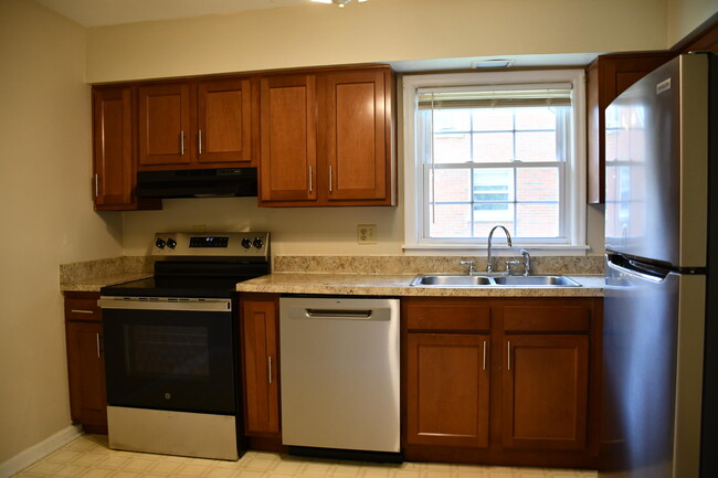 Building Photo - 181 St James Dr