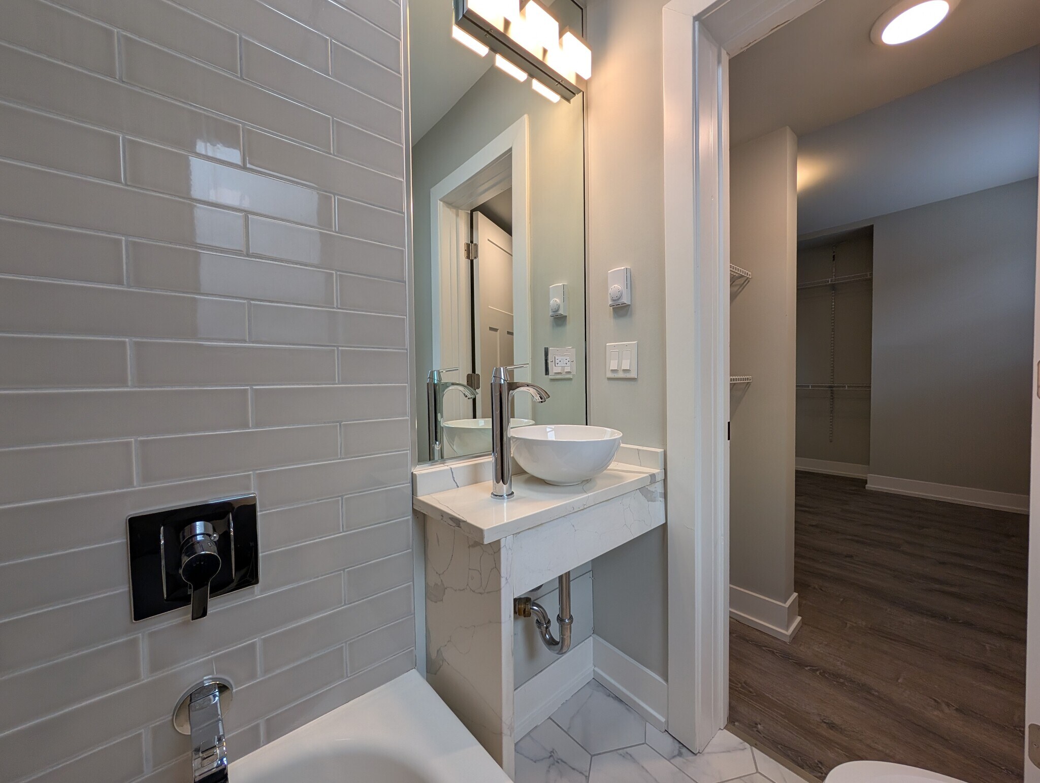 Building Photo - 503 W Belmont Ave