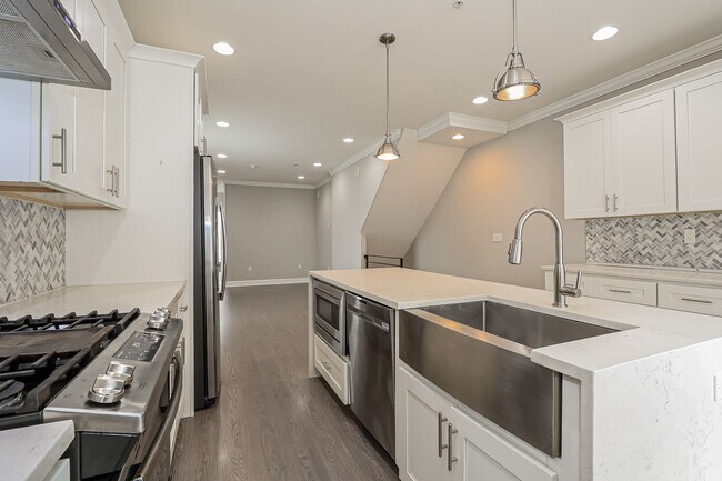 Building Photo - 1400 S 24th St