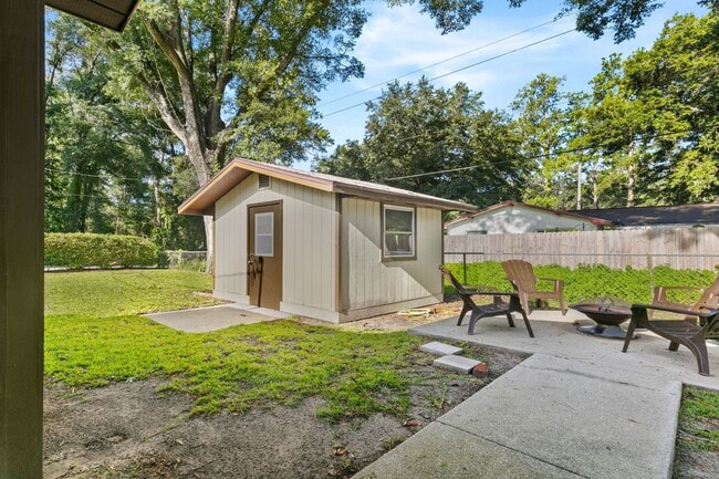 Building Photo - Beautifully Renovated 3 Bedroom 1 Bath Home on Large Corner Lot