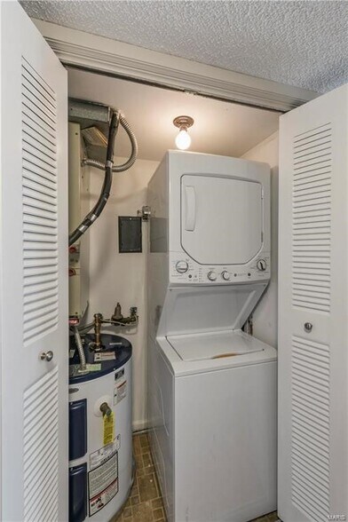 Building Photo - 1431 Thrush Plz