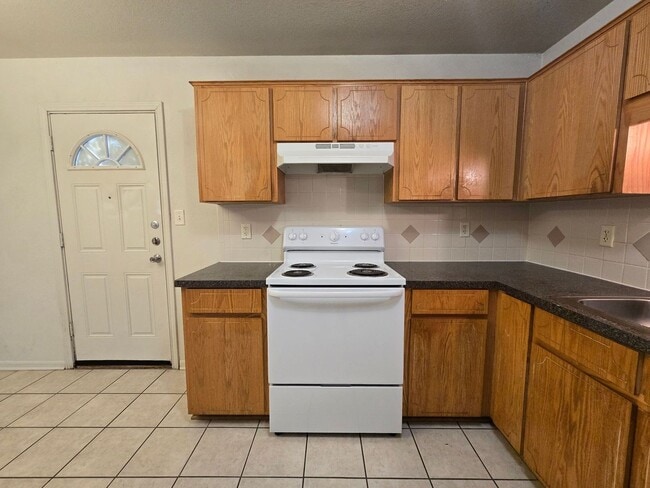 Building Photo - HUD / SECTION 8 ACCEPTED & READY FOR MOVE IN!