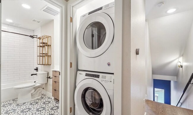 Building Photo - 2870 Tremont Pl