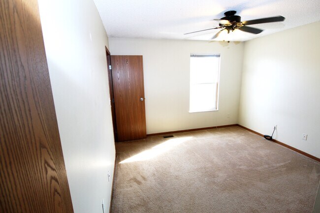 Building Photo - 2227 Teardrop Ave