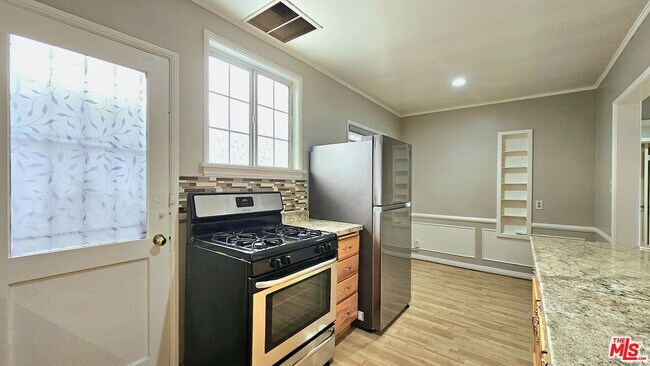 Building Photo - 1022 S Norton Ave