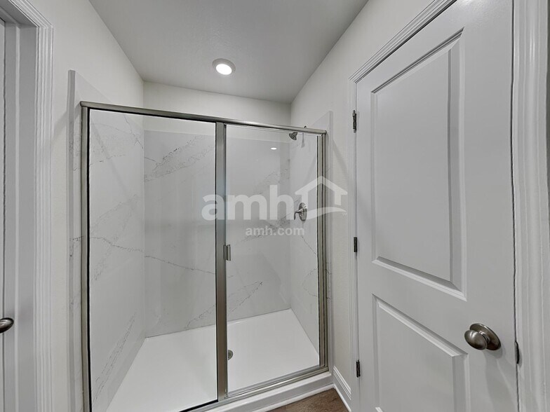 Building Photo - 5956 Pinewood Ests Dr