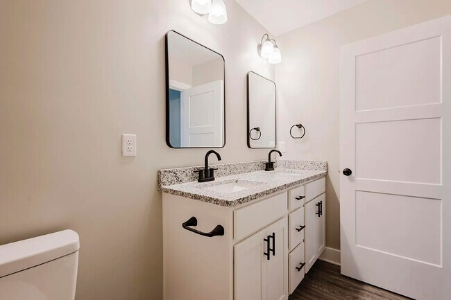 Building Photo - 326 Elm St