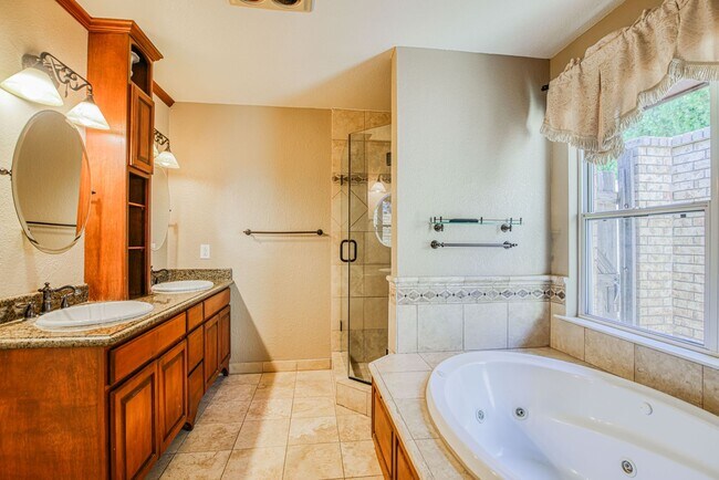 Building Photo - Stunning eastside rental in highly desirable area!