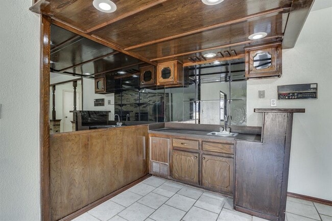 Building Photo - 2013 Tanglewood Dr