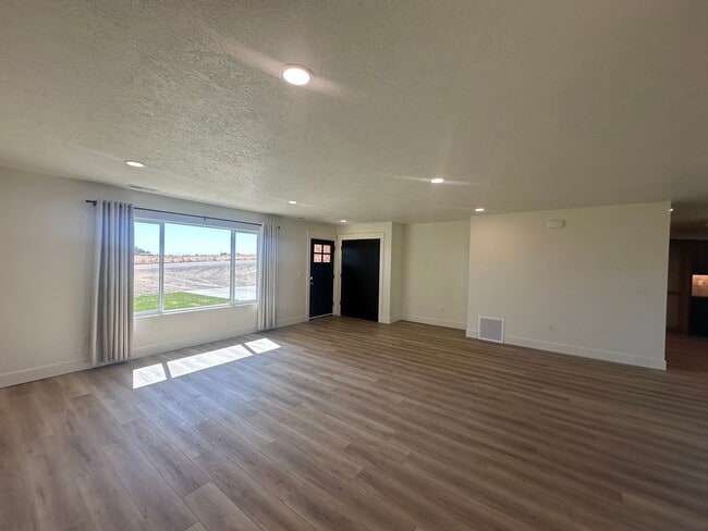 Building Photo - Style and Class....2 Bedroom, 1 bath , 1 C...
