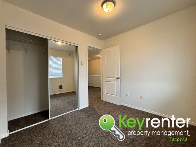 Building Photo - Modern 3 Bedroom 2.5 Bathroom Tacoma Duplex Near Shopping, Parks and Freeways