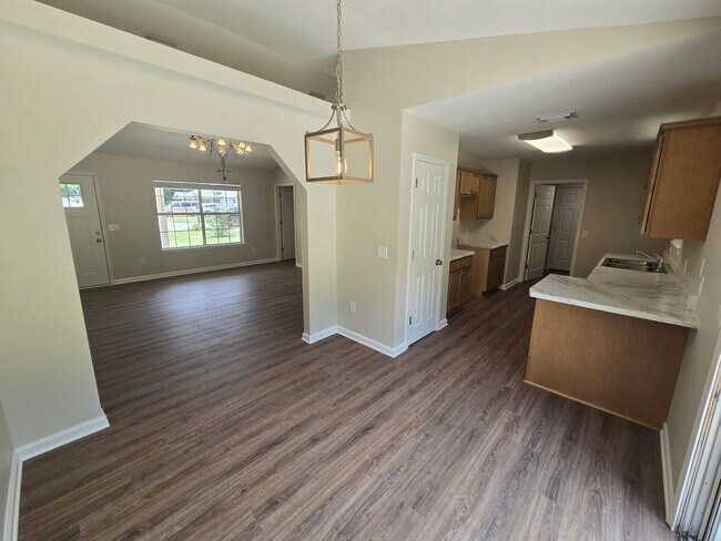 Building Photo - 3 Bedroom / 2 Bath House - Milton