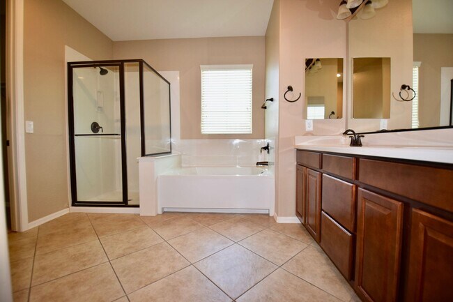 Building Photo - Beautiful 3 bedroom with a loft in Cooley Station!