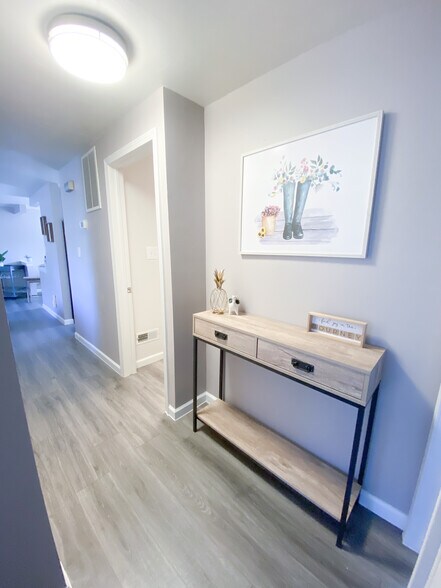 Hallway leads to 3 bedrooms - 11423 Five Cedars Rd