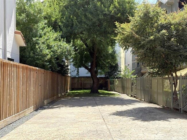 Building Photo - 118 Detering St
