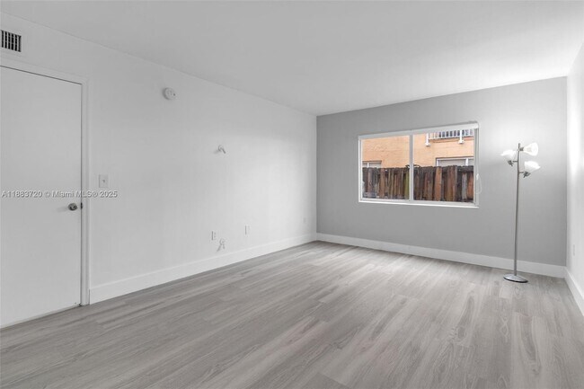 Building Photo - 6235 SW Kendale Lakes Cir