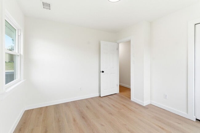 Building Photo - 159 Hazel Dr