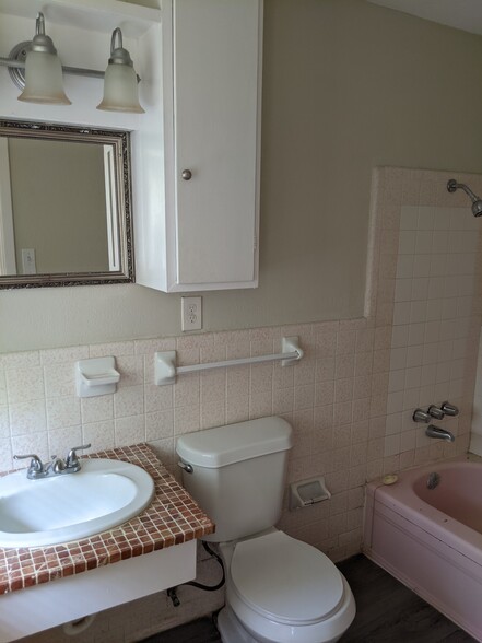 Building Photo - 9915 La Prada Dr