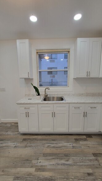 Building Photo - 7411 Park Ave