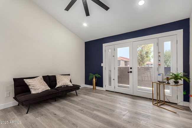 Building Photo - 623 W Guadalupe Rd