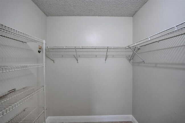 Building Photo - 9999 Summerbreeze Dr