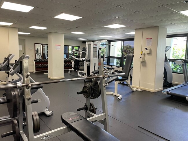 Building Photo - 1 Bedroom 1 Bathroom 1 Parking in Kaka'ako