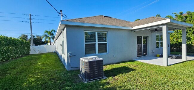 Building Photo - 1402 SW Bargello Ave