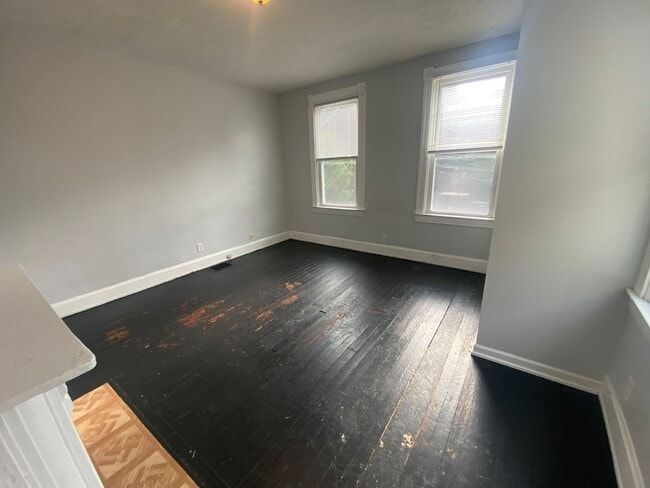 Building Photo - Great 4 bed/2 bath Mins. from UC Campus fo...