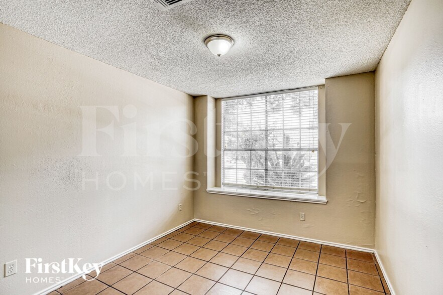 Building Photo - 18614 Seaton Dr