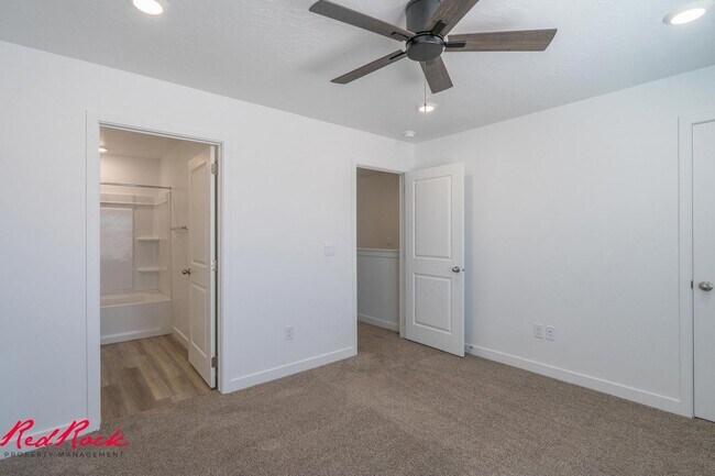 Building Photo - Dog Friendly! 3 Bedroom 2 Bathroom Townhome in Long Valley.