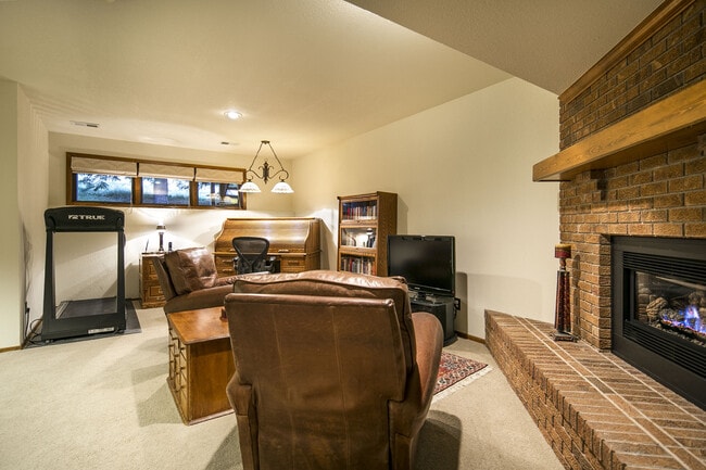 Building Photo - Breathtaking Three Bedroom Townhouse In The Pinery On The Golf Course