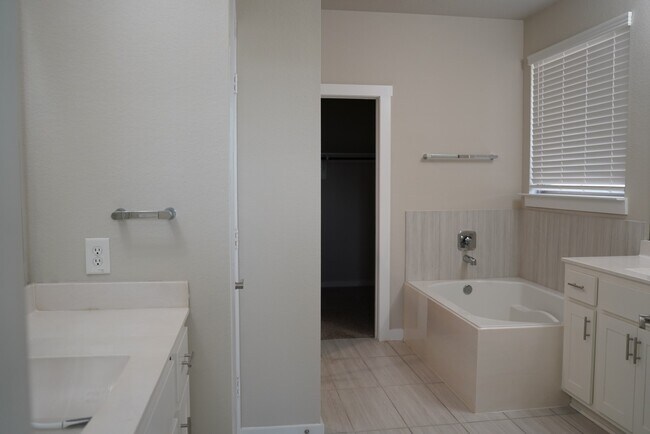 Building Photo - 3023 Jackmans Diamond