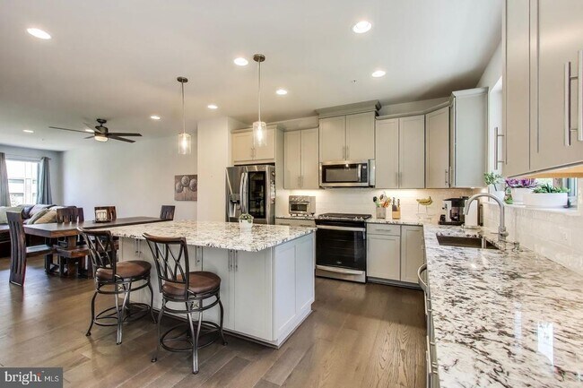 Building Photo - 5004 Oakmoore Dr