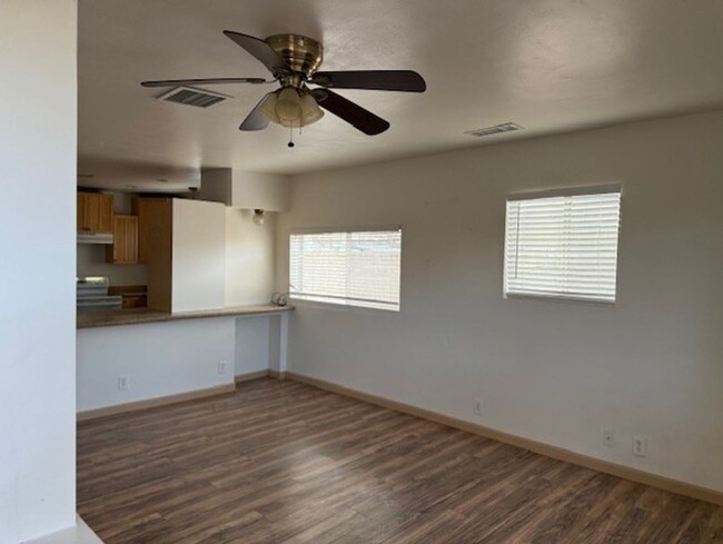 Building Photo - 2 Bedroom 2 Bath Contact Property Pros Pro...