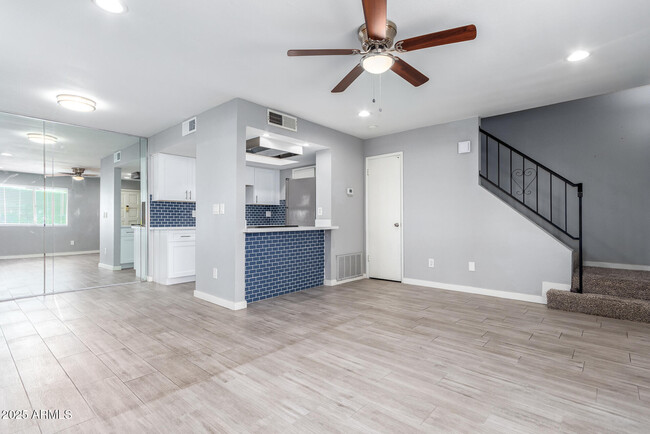 Primary Photo - 10227 N 7th Pl
