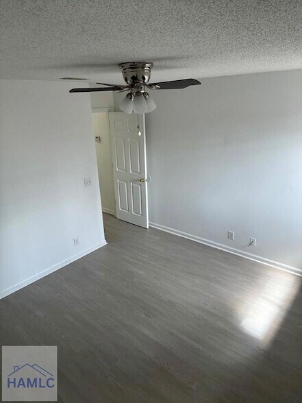 Building Photo - 910 Brett Dr