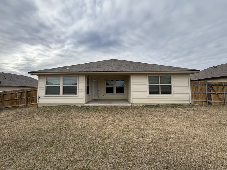 Building Photo - 2009 Bee Creek Loop