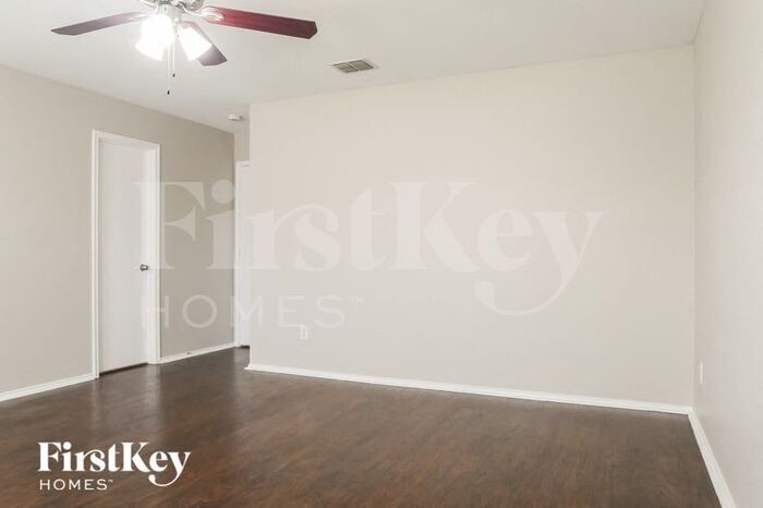 Building Photo - 112 Mill St