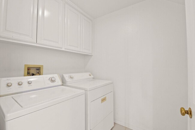 Building Photo - Stunning 3 Bed | 2.5 Bath Home with Office...