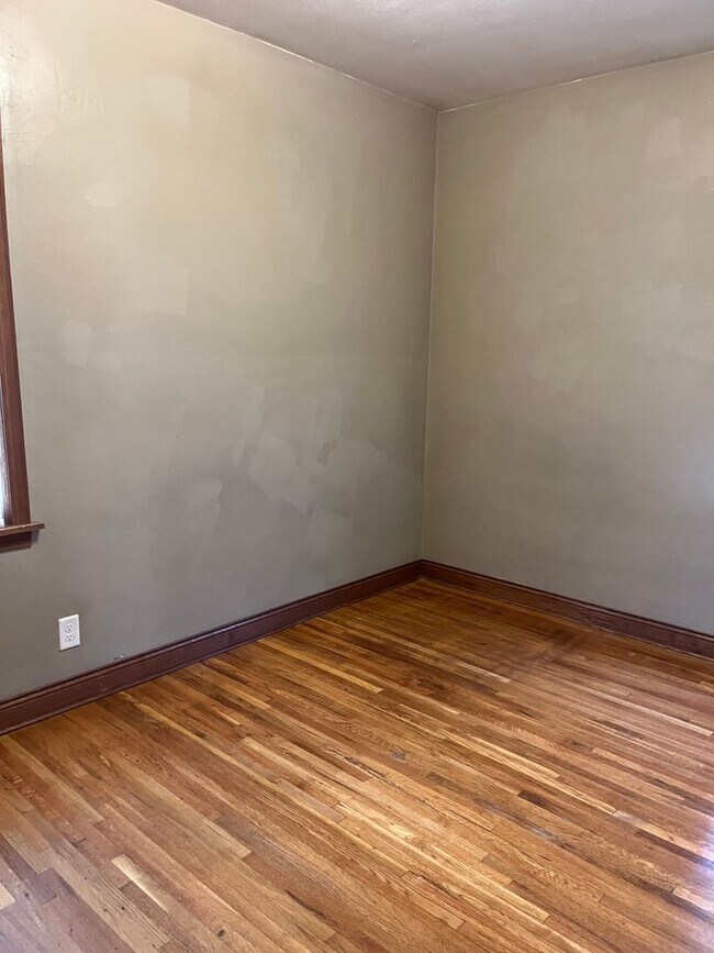 Building Photo - 868 20th Ave SE